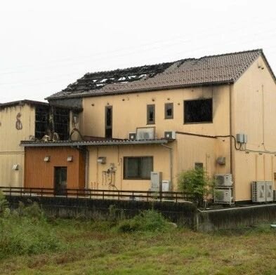 日本蛋糕店火灾致4死，详情披露：70岁男子同学会上持刀纵火，其为当地殡葬业富翁，与店主交往多年，两人均殒命